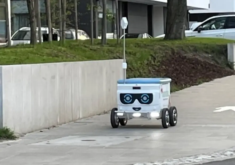 Roboty dostawcze przyszłością transportu: jak działają i co potrafią