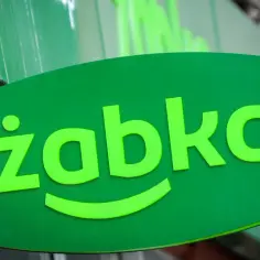 Jak można wypłacić pieniadze w sklepie Żabka? Sprawdzamy