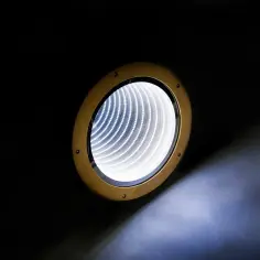 Jak działa lustro nieskończoności i co wyróżnia ten wyjątkowy gadżet LED?