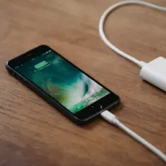 Jak włączyć iPhone – proste kroki, by szybko uruchomić telefon