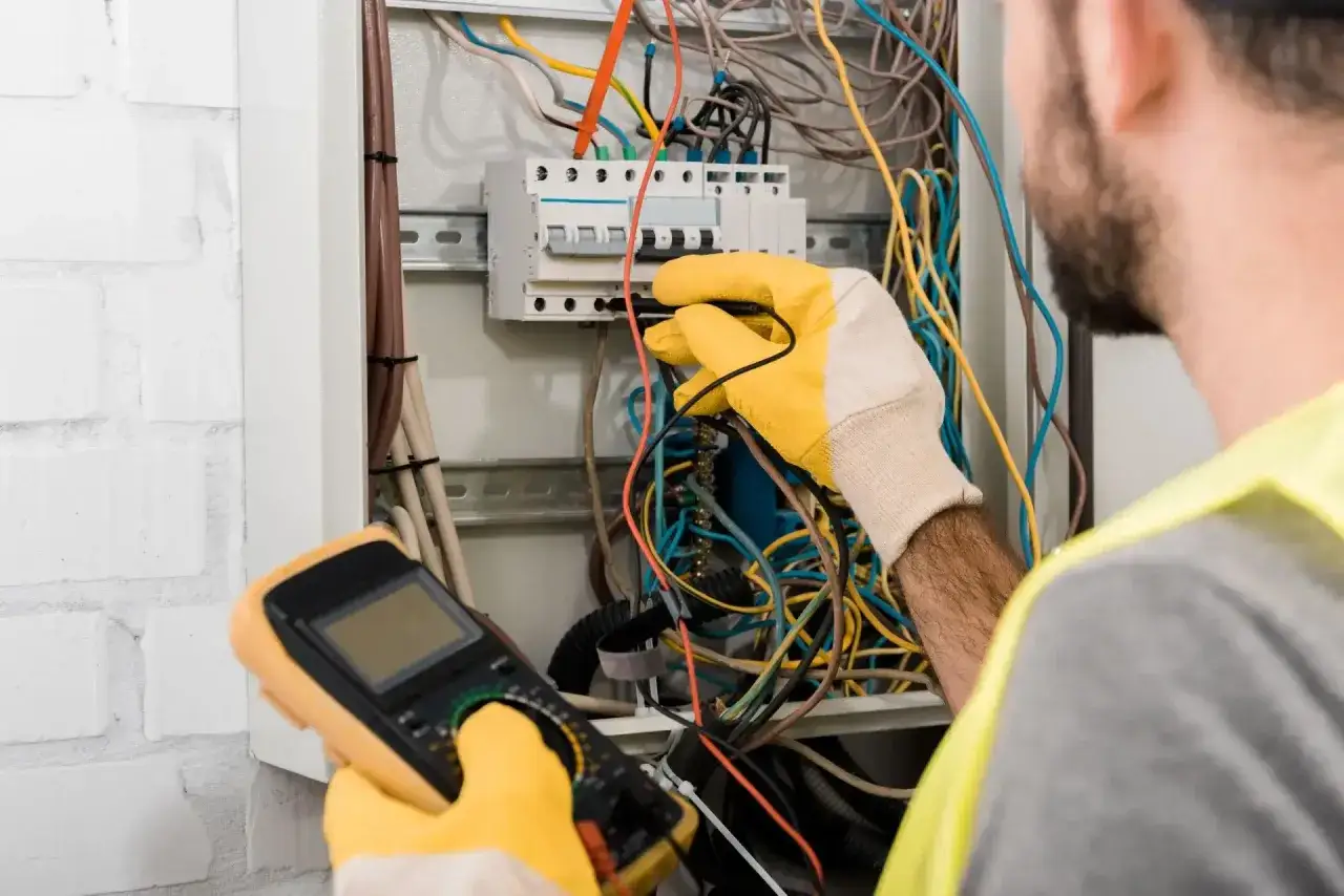 Zdjęcie Podstawy dla elektryka: kompletny zestaw wiedzy na start w zawodzie