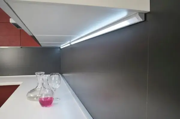 Jak wybrać i zamontować profile LED pod szafki kuchenne: praktyczny poradnik